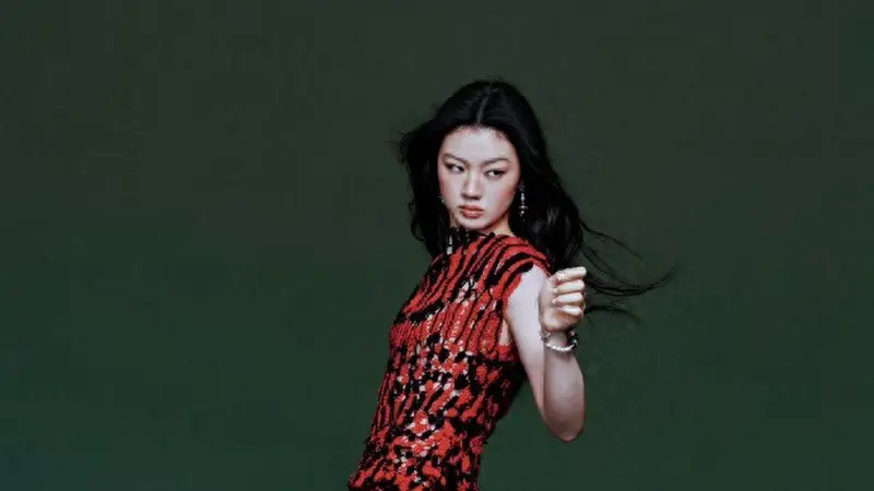 单依纯|双套 CHANEL 2026 秋冬成衣,裙摆飞扬演绎凌厉优雅舞台美学