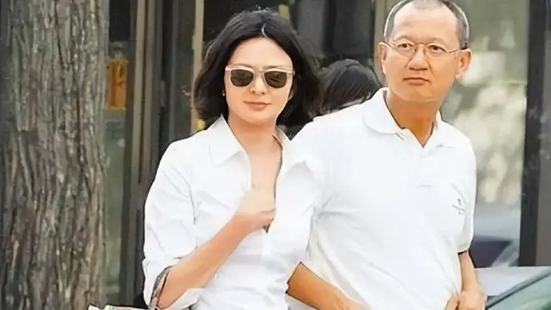 恭喜！香港知名女星关之琳富商前夫再婚，68岁高龄生女