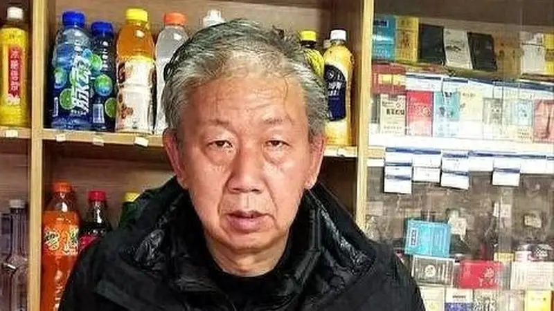 他是80年代国足门神,因病退役,定居上海终身未婚,靠彩票店谋生