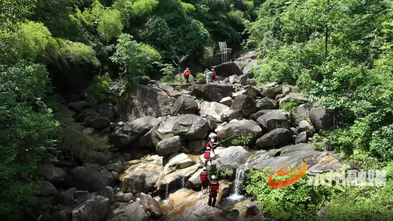 日均22℃清凉避暑 九嶷山寻龙谷暑期溯溪游持续升温