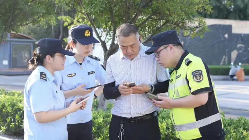 市交通执法支队联合多部门开展旅游包车集中执法行动