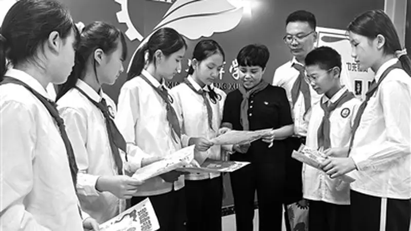 “杨妈妈，看我们画的喀喇昆仑”
