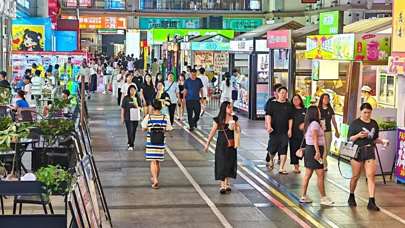 跟着荔荔游茂名④丨夜游1959南越文创街!体验城市烟火 →
