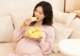 广西孕妇狂吃榴莲,产房生下儿子时,在场所有医生惊呆了,妈妈也愣了……
