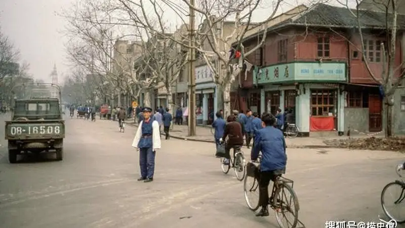 老照片:1978年的上海,烟火气浓重物资相对匮乏,精神面貌昂扬的过渡期