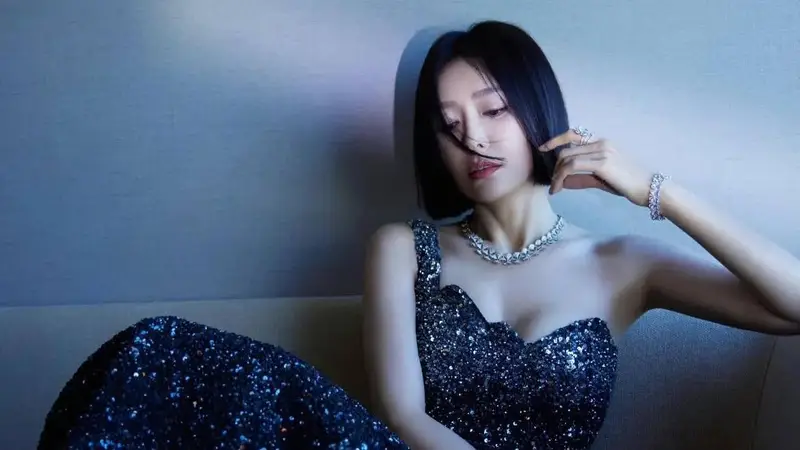 46岁秦岚晒出盛夏最新美照,演绎成熟御姐风韵,不被定义的美