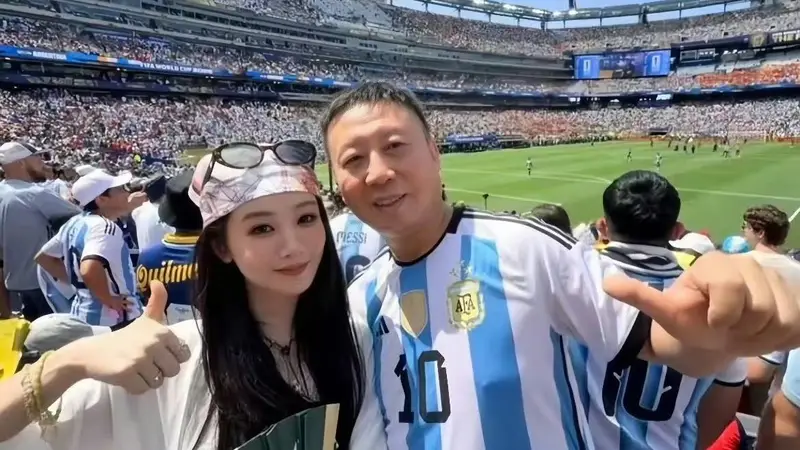 世界杯决赛赛场众星云集!杨紫谷爱凌笑容明媚 林俊杰七七挽手观赛