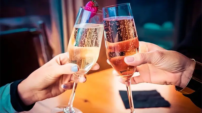 夏天喝酒，不只选白葡萄酒：一份真正实用的夏日葡萄酒指南