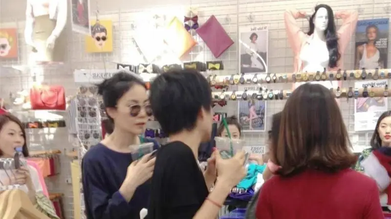 王菲丸子头陪闺蜜三里屯挑时装，56岁穿搭随性肤若凝脂，气质宛如少女！