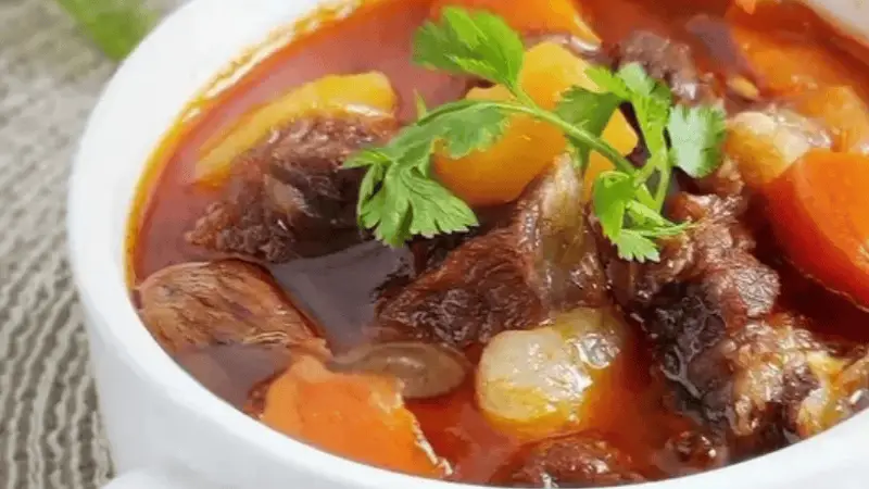 土豆胡萝卜炖牛腩，汤汁拌饭是灵魂