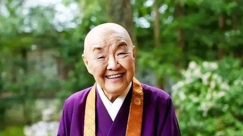 99岁日本女尼姑，喝酒吃肉风流一生，成为日本偶像后表示愧对中国