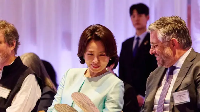 韩国夫人美到洛杉矶，浅蓝低领裙惊艳秀场，李在明喝酒吃肉聊的欢