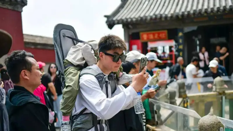 “公主抱”明码标价,泰山变“情山”?陪爬山背后的界限在哪里?