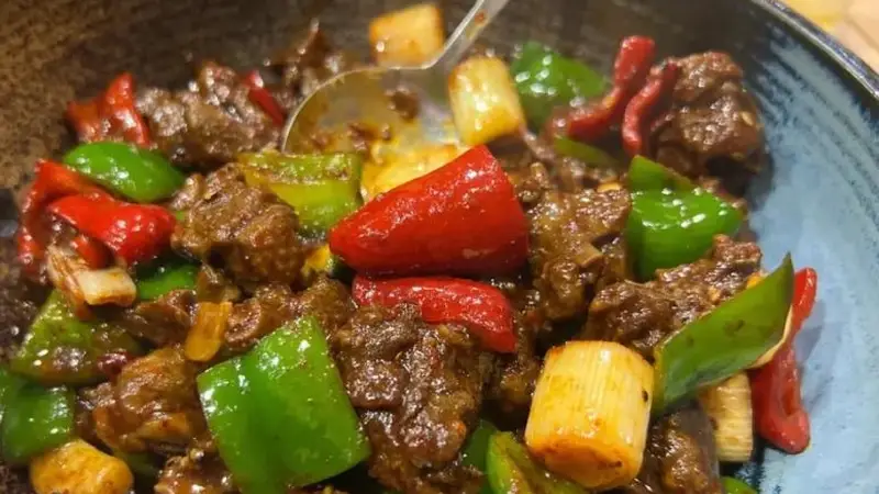 午餐想要吃出档次,这道咖喱牛肉炖土豆少不了,营养丰富鲜美无比