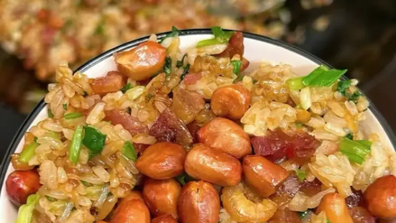 炒香再焖制!软糯锅巴解锁地道南方腊味糯米饭