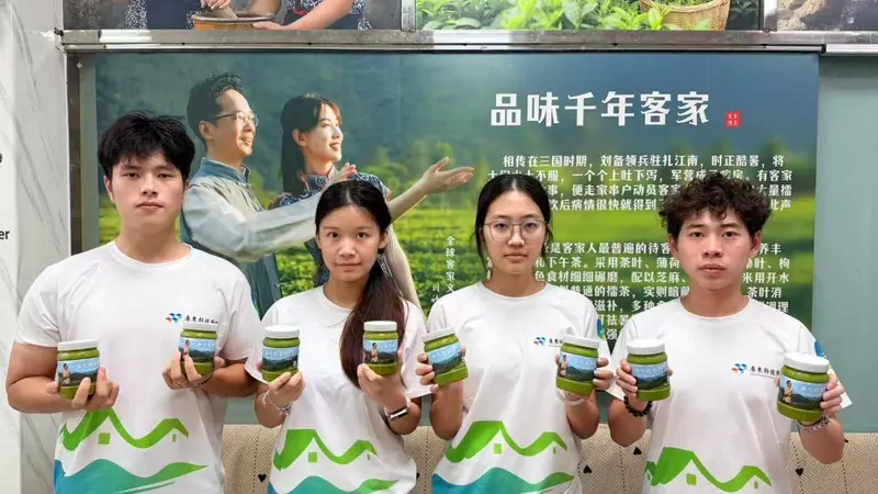 广东科技学院红韵新传突击队成员探访擂茶工厂