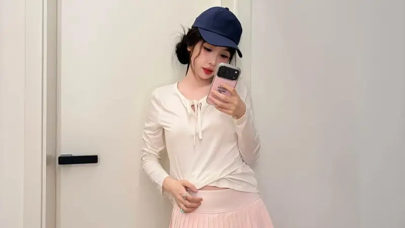 虞书欣穿白色上衣配粉色百褶裙 甜美运动风元气可爱