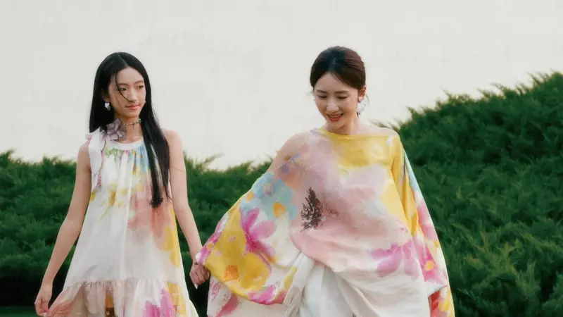 李念与女儿拍写真大片 14岁卡卡长相清秀漂亮