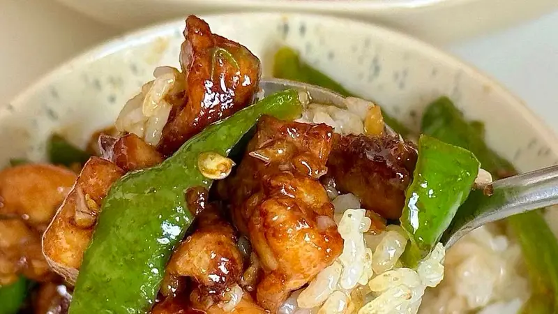 青椒小炒鸡：焦香嫩滑，三碗米饭打底的下饭神器！