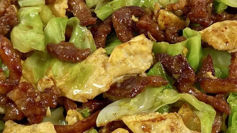 包菜炒肉丝：一口脆嫩，满嘴家常香
