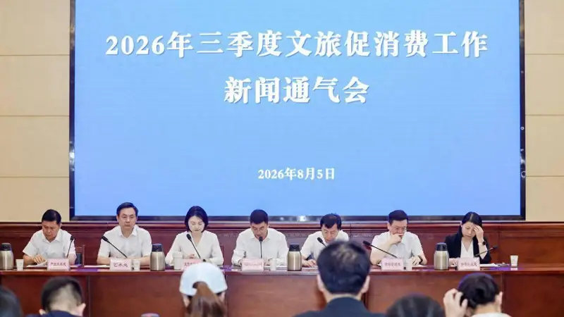 湖北暑期旅游市场火热起来，高铁、演出以及避暑游都十分火爆