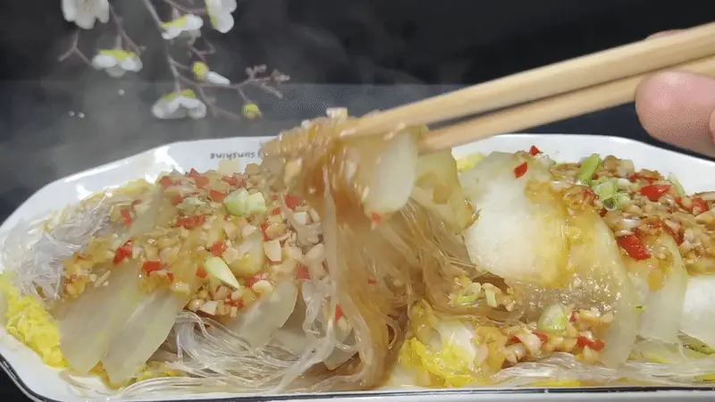 不想炒菜时,就用这3样蒸一锅!蒜香味钓足好胃口、没有肉照样好下饭,我家隔三岔五就要做一次