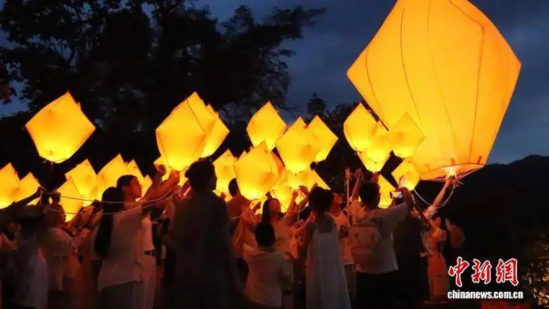 美不胜收!江西篁岭传统灯彩点亮古村夏夜