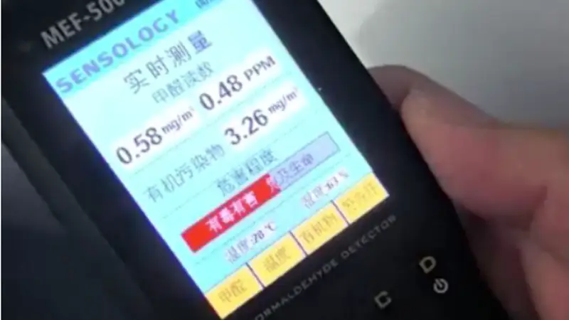 男子买问界M5两年一直闻到车内异味,门店两次检测甲醛超标,厂家赛力斯取样显示合格;重庆市监局回应:当年根本未抽检同批次车辆