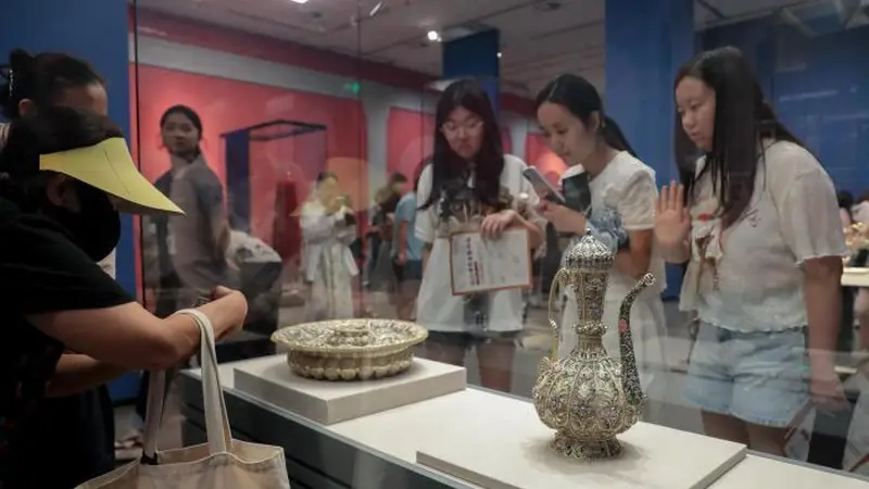 俄罗斯皇室瑰宝首次在武汉展出