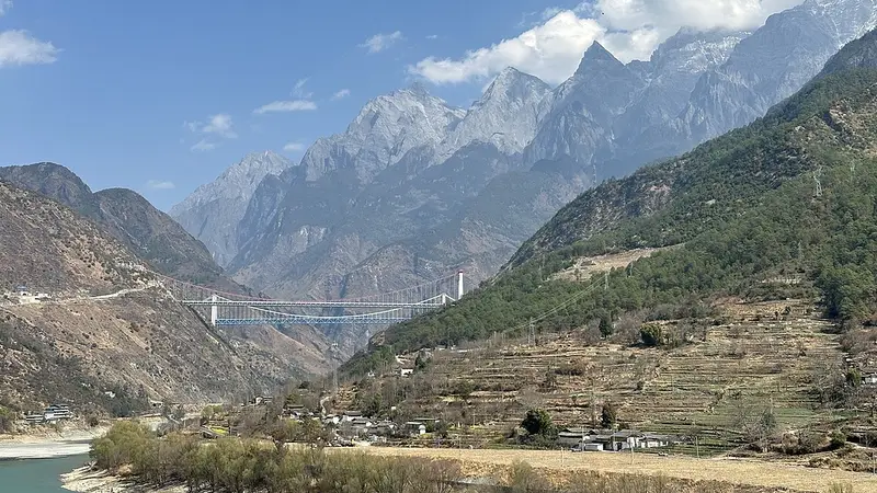香格里拉虎跳峡景区因落石、滑坡临时闭园，开放时间另行通知