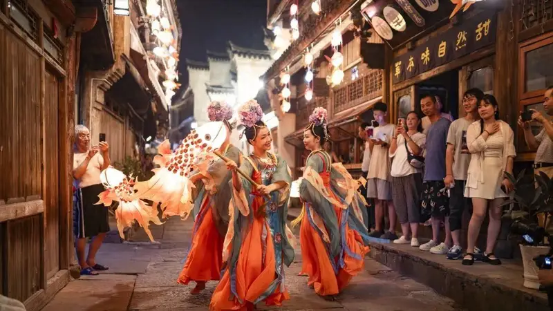 白天太晒、夜逛刚好!周末古镇夜游走起
