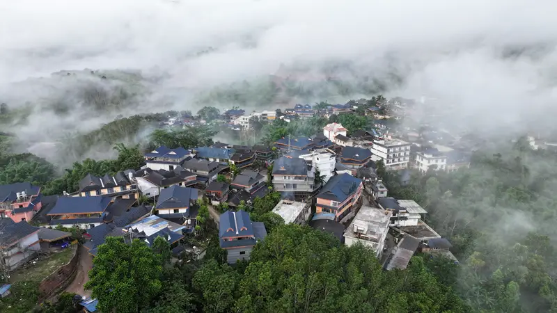 云南景洪:基诺山村开辟“雨林徒步游”促增收#