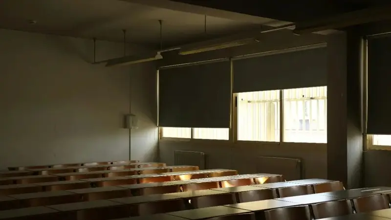 追踪2.7万名学生30个月,港大研究发现:AI最先「重创」的竟是尖子生…