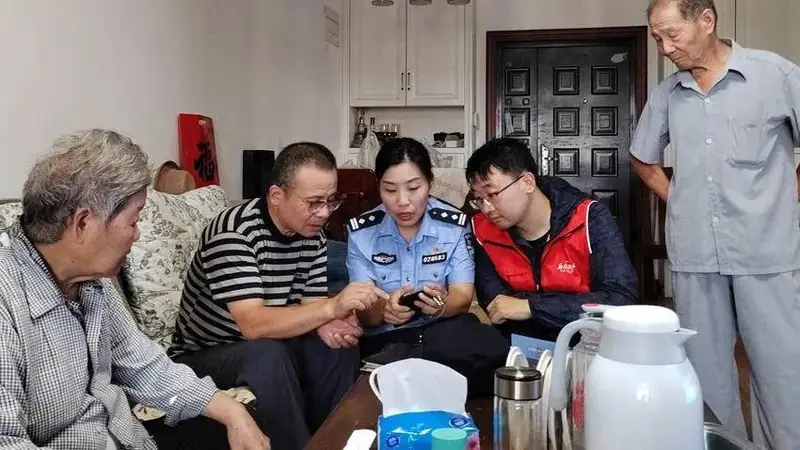 那个摸过爷爷弹片伤疤的女警，成了军民的贴心人