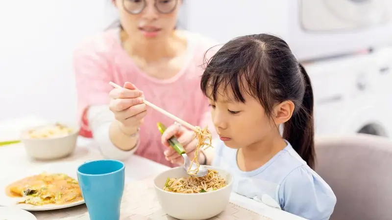 4种错误喂饭拖垮娃脾胃,很多家长天天还在喂,改掉这些坏习惯,娃吃饭省心又不费劲