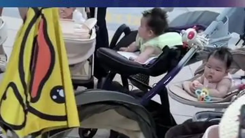 可爱!婴儿们趴在一起练习抬头,一辆辆婴儿车围成了一个圈,网友:这是“婴语角”