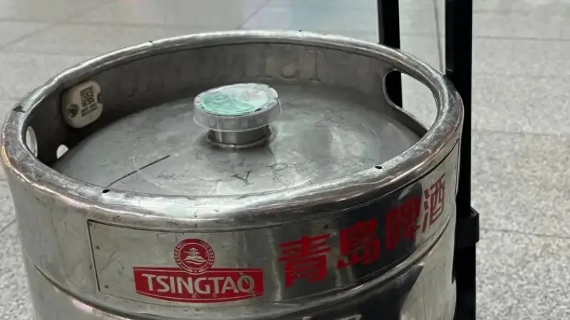 青岛火车站好多人拖着铁桶扎啤返乡，今夏青岛最硬核伴手礼