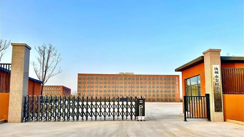 河南汝州一公职人员被举报在职校开餐厅超市，本人回应称“是给别人帮忙”