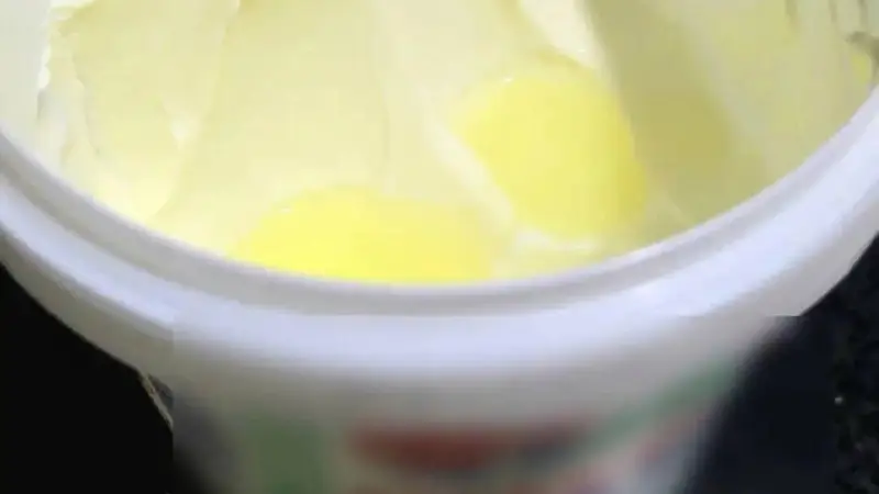 酸奶开封后冒出一层“黄水”，还能喝吗？很多人都搞错了