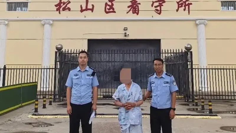 老人路边中暑晕倒,被民警救了又关了,警方:他是潜逃16年的逃犯