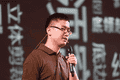 清华学霸退学卖“战袍”，硬控中产男性，年入18亿