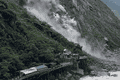 香格里拉虎跳峡景区通报局部山体落石：景区游览区域未受波及