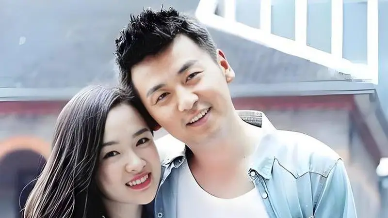 42岁雷佳音近况曝光!娶同学翟煦飞生下一女,如今婚姻幸福成宠妻狂魔