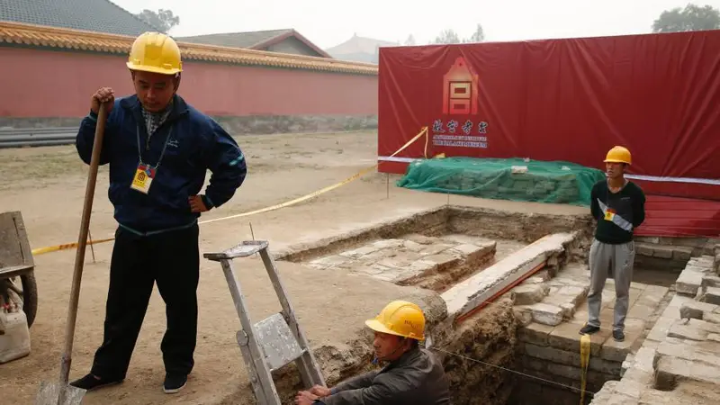 镜头下北京故宫发掘现场:挖出了大量文物,有个令专家激动的发现