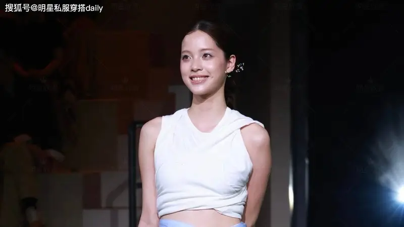 欧阳娜娜美到封神!白色短上衣搭蓝色不规则长裙,少女运动风绝了