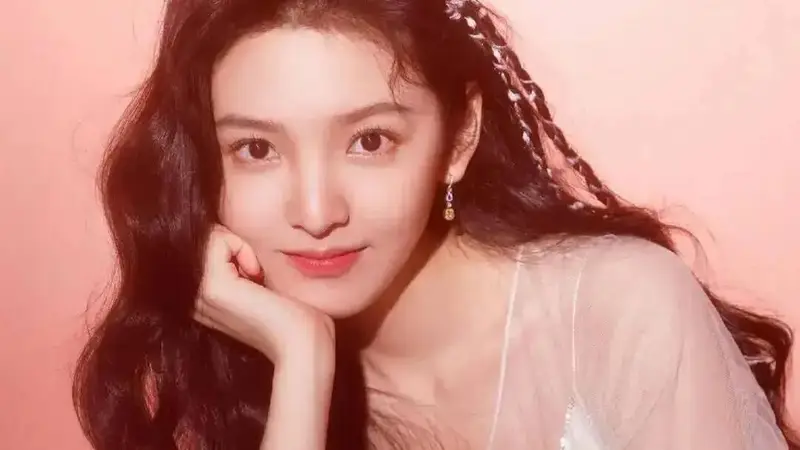 “光线一姐”章若楠清丽颜值美爆了!曼妙身材性感撩人