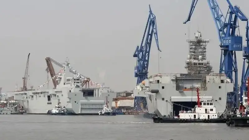 40万吨两栖舰队刚起步?四川舰划线提速,新批次075和071悄然现身!
