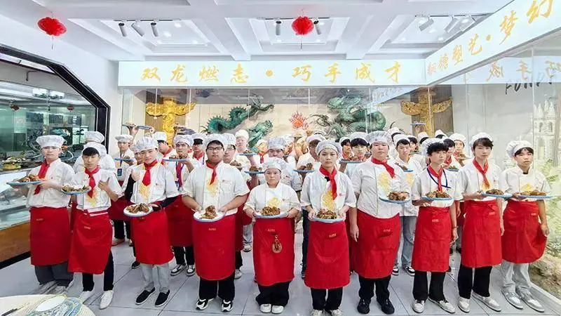 郑州北方职业学校烹饪学子实操慢炖酱香大骨，真功夫“熬”出舌尖硬菜！
