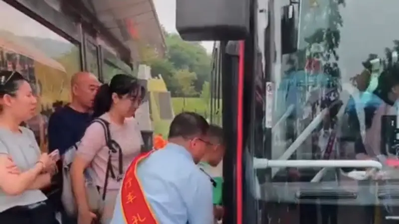暑期旅游客流“升温” 大连公交涉旅游线路迎大客流