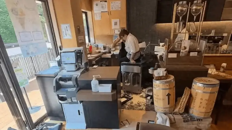 日本发生7.1级地震,中国游客:咖啡店物品摔碎在地,民众躲到桌下避险